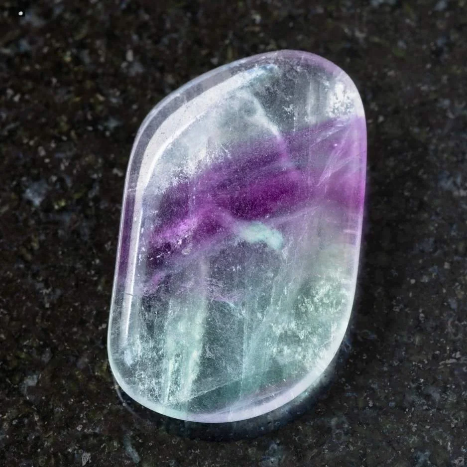 Ein Fluorit Edelstein mit Farbabstufungen für Ordnung und Konzentration.