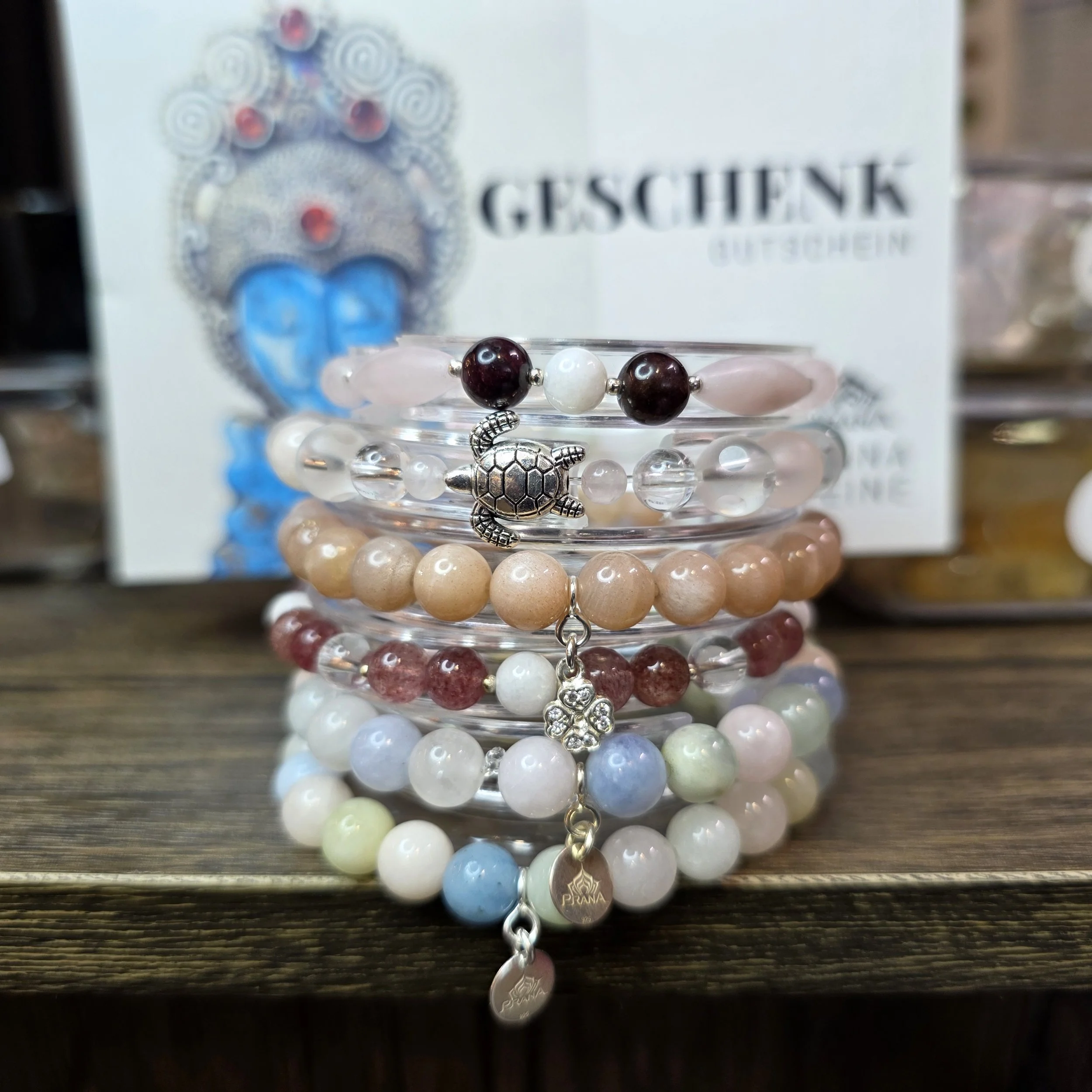 Gründer von PRANA Edelsteine bei der Handfertigung von Unikatschmuck