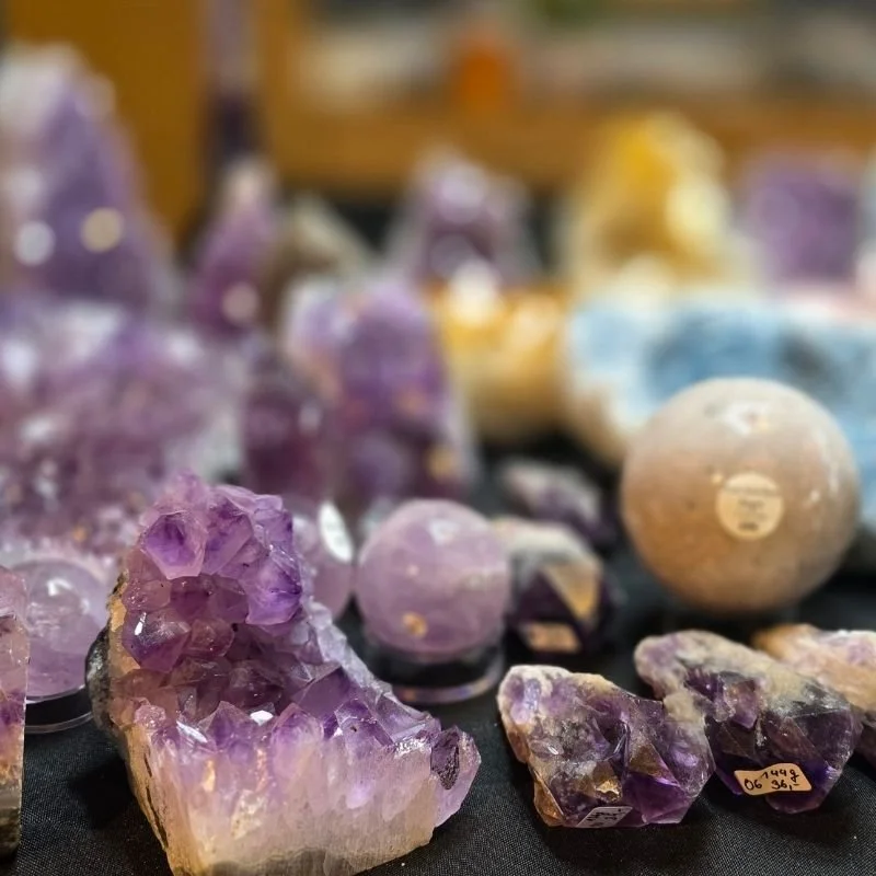 Vielfältige Auswahl an Mineralien und Rohsteinen, ausgestellt auf dem PRANA Edelsteine Stand.