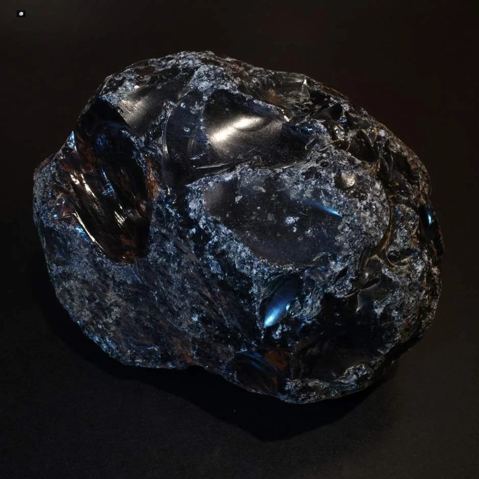 Ein tiefschwarzer Obsidian Edelstein für Schutz und das Loslassen von Blockaden.