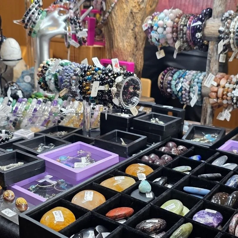 Ausgestellter Edelsteinschmuck und Mineralien von PRANA Edelsteine auf der Messe in Arzberg.
