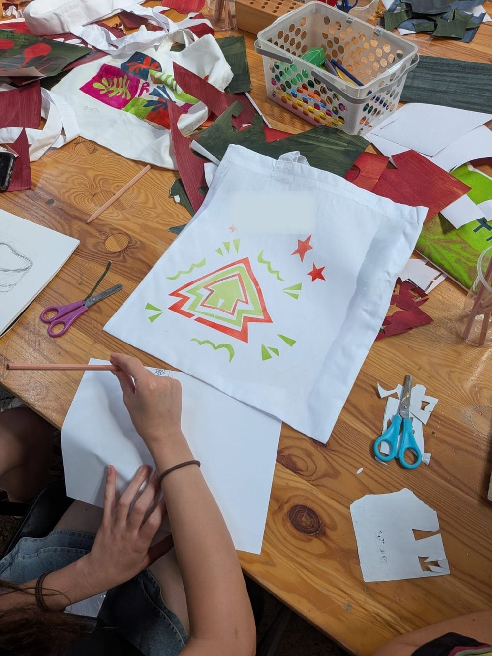 Arts participants screen-printing tote bags