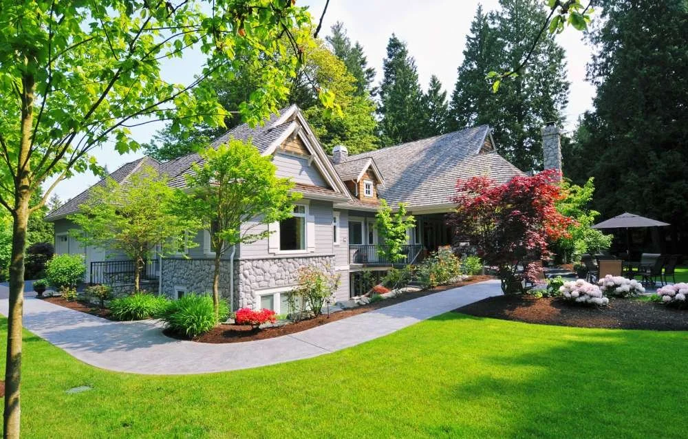 Well-maintained lawn and property in Mississauga