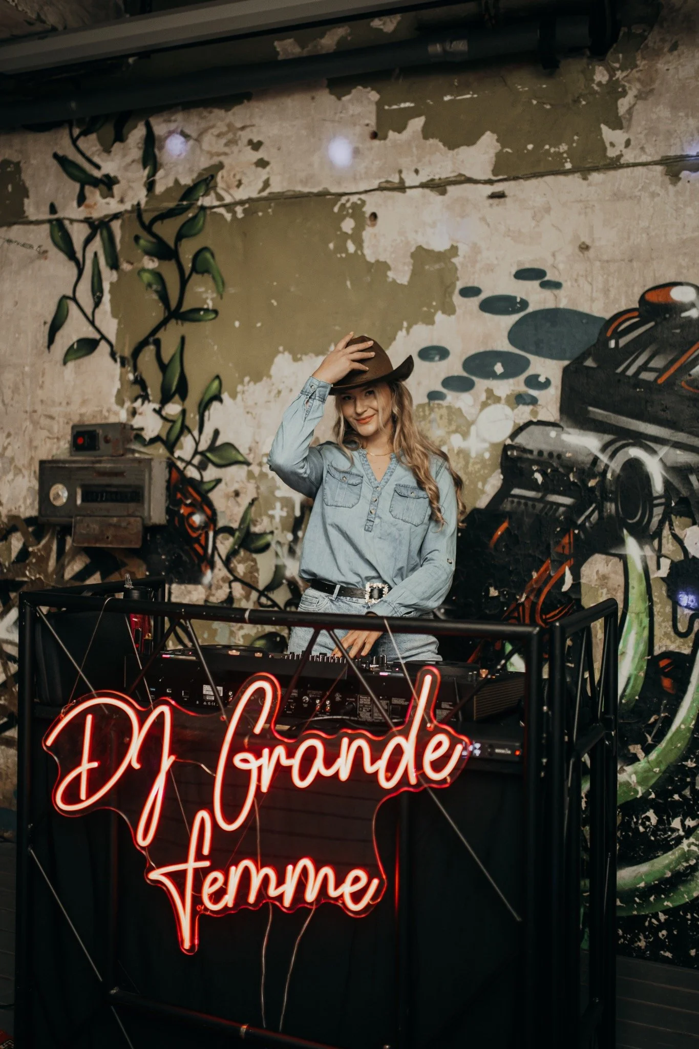 DJ sünnipäevapeol muusikat mängimas