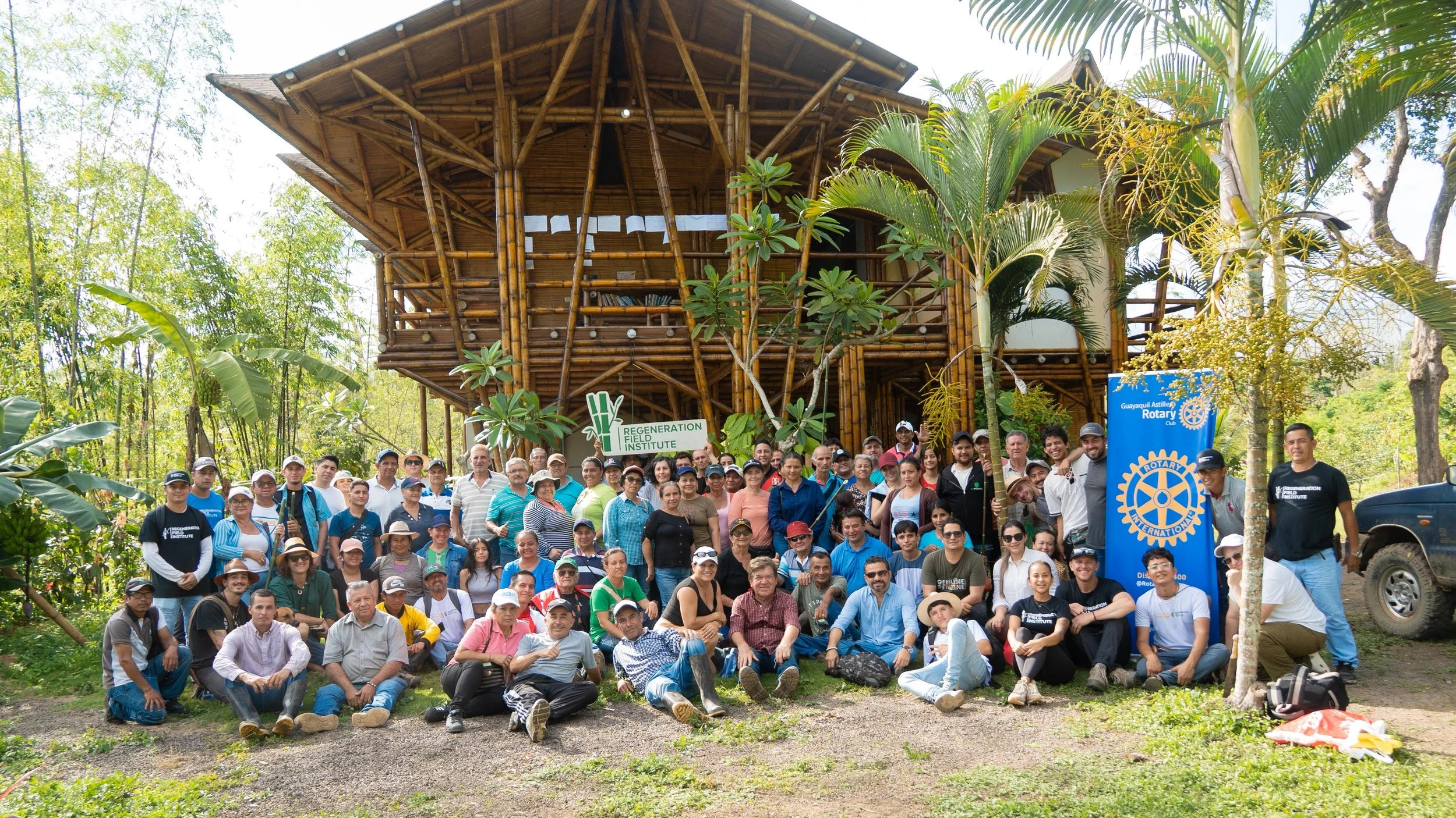 Building Carbon partners and Farmer Field School participants working together in coastal Ecuador.
