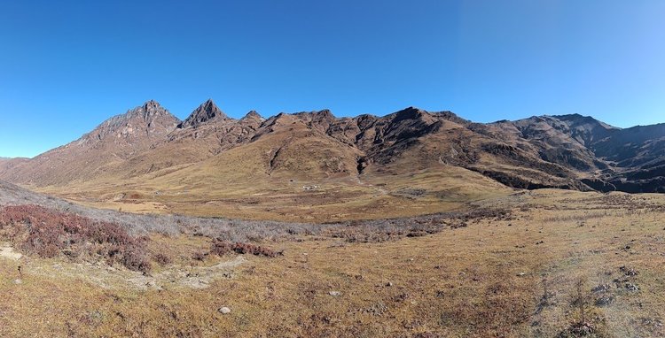 Clear skies above Tongphushong on the final morning, before the long descent towards Shana.