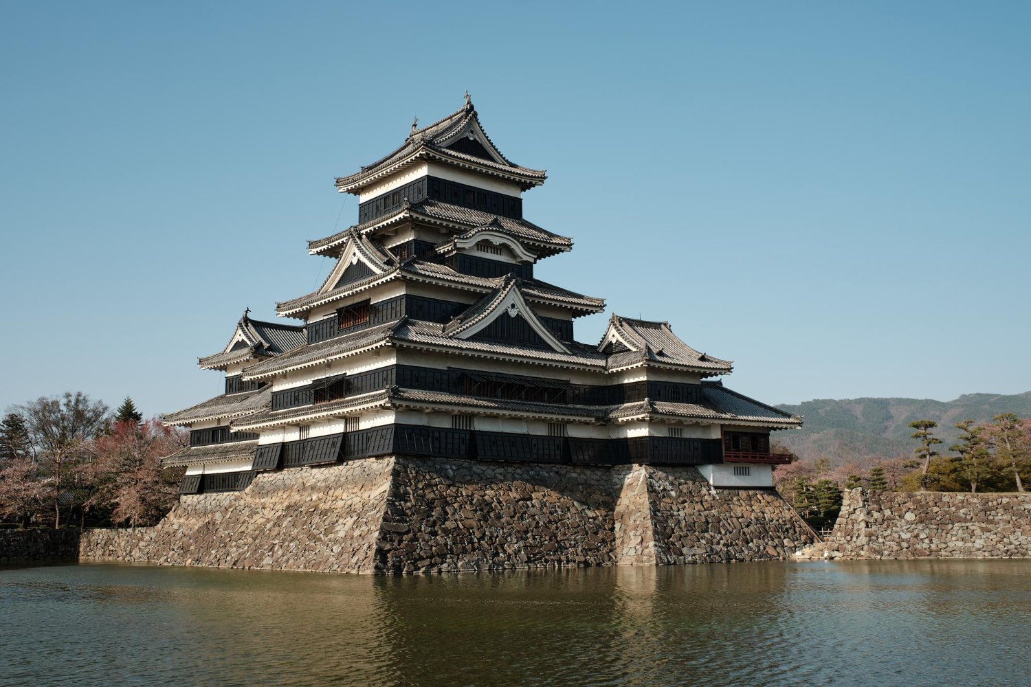 Château de Matsumoto dans les Alpes japonaises