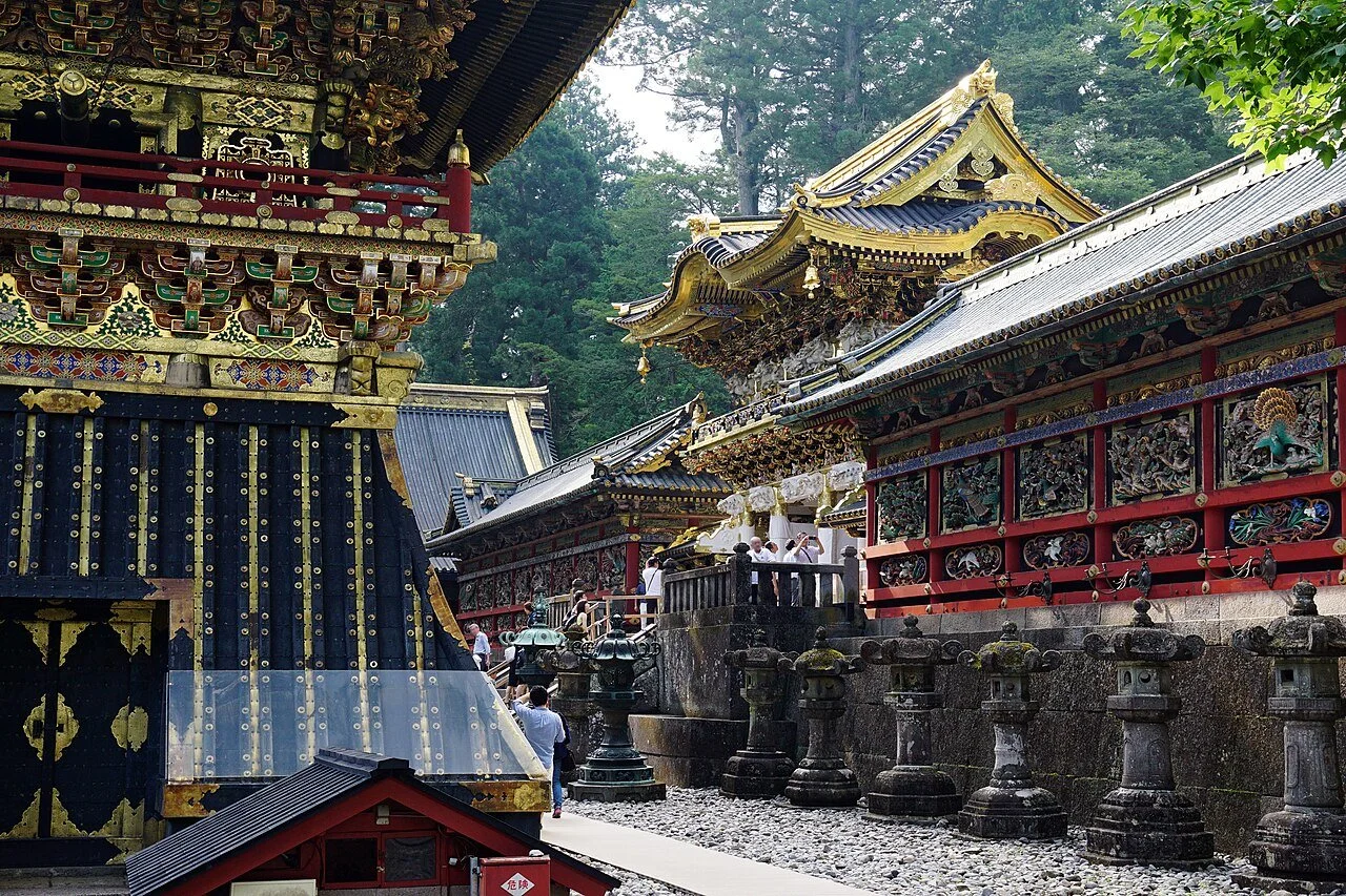 Sanctuaire historique de Nikkō entouré de forêt