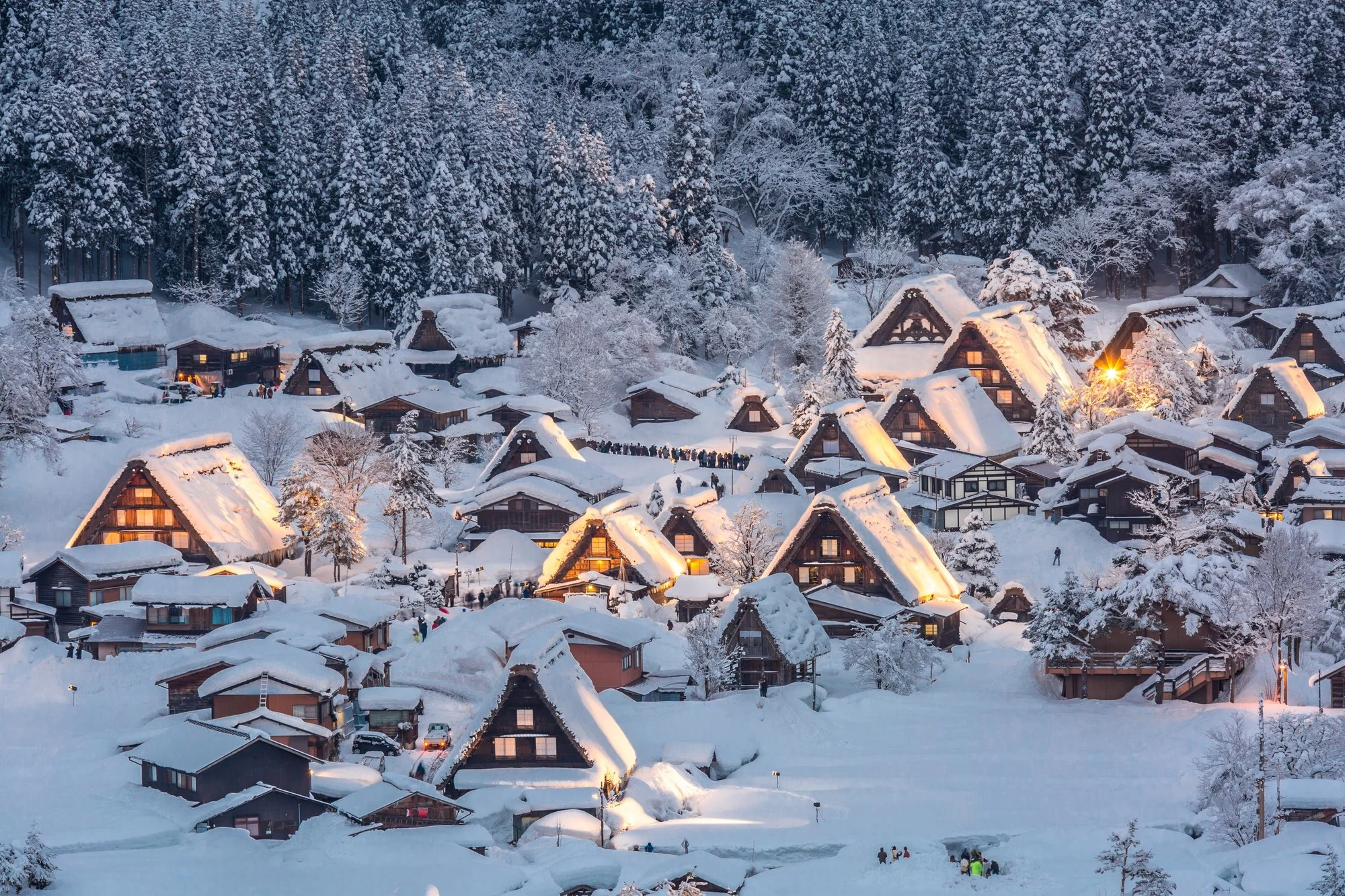 Village historique de Shirakawa-gō dans les Alpes japonaises