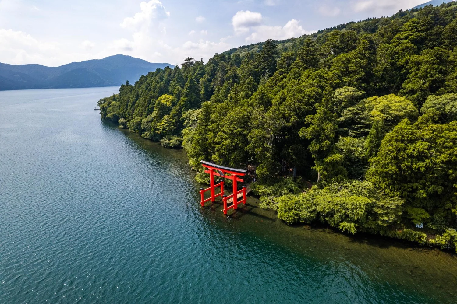 Sanctuaire de Hakone au bord du lac Ashi