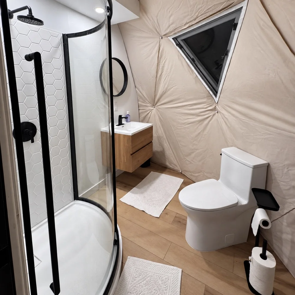 The Falls: Private bathroom