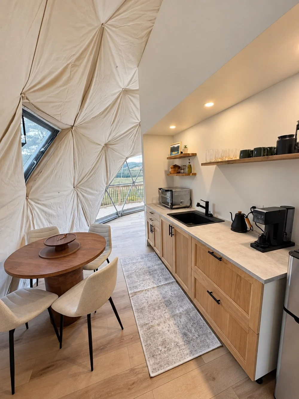 The Flats: Kitchen and dining area
