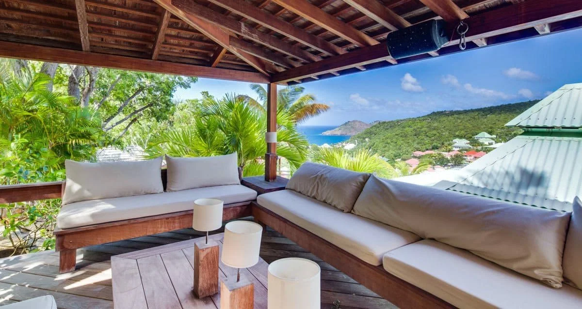 Covered terrace lounge with sea view