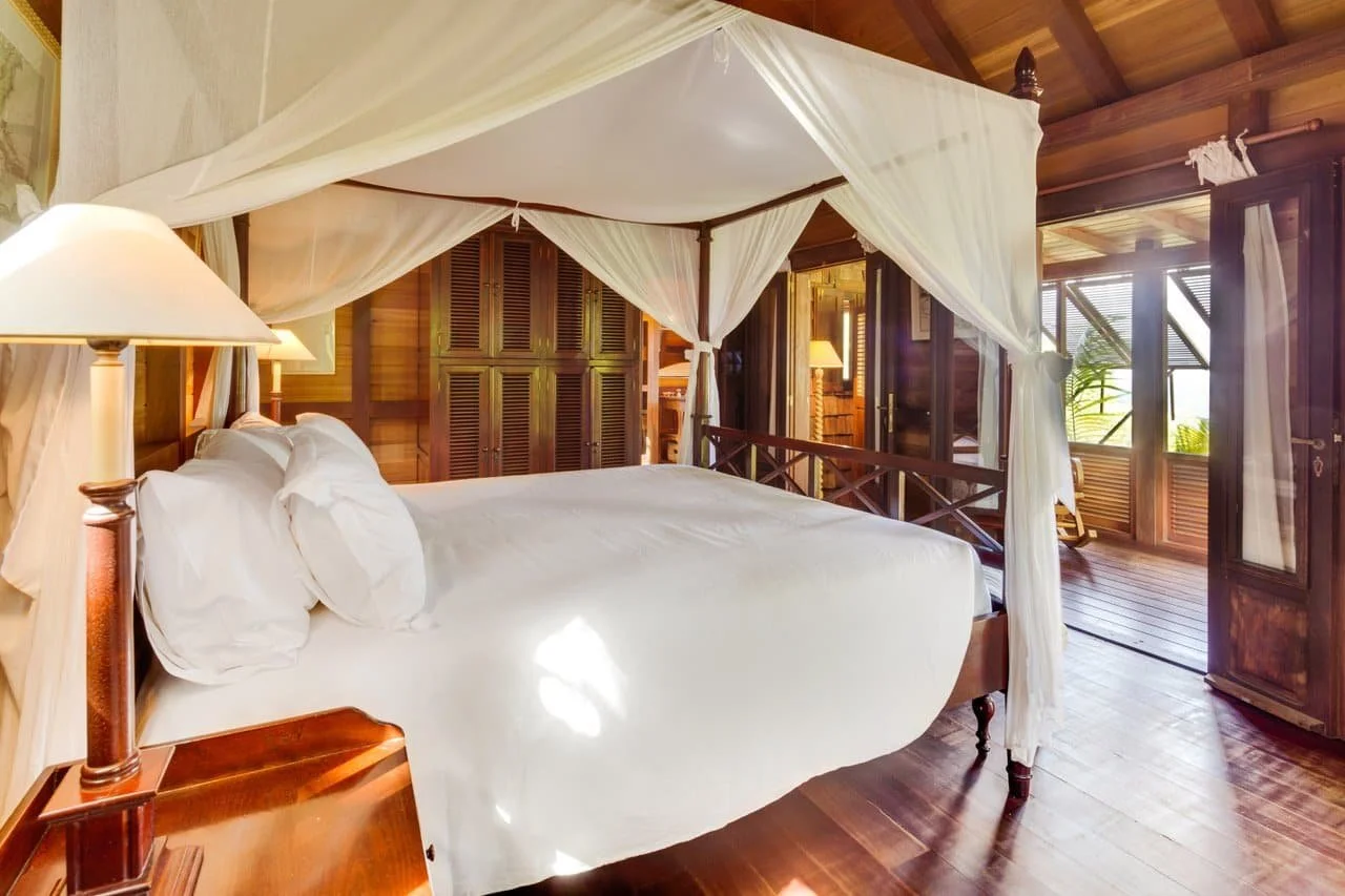 Bedroom bungalow with canopy bed