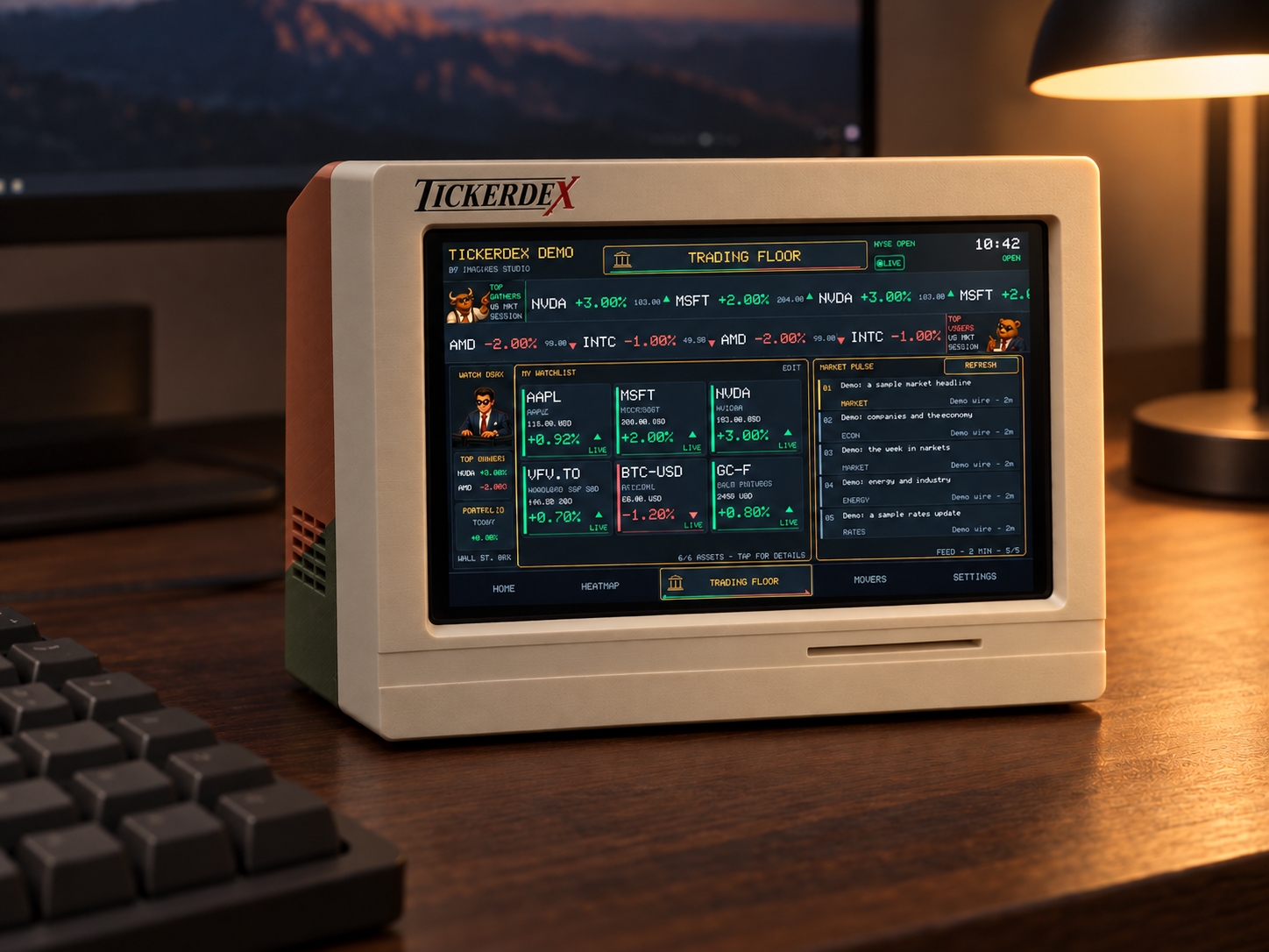 TickerDEX allumé sur un bureau en bois sombre, avec clavier et ordinateur — mise en scène générée.