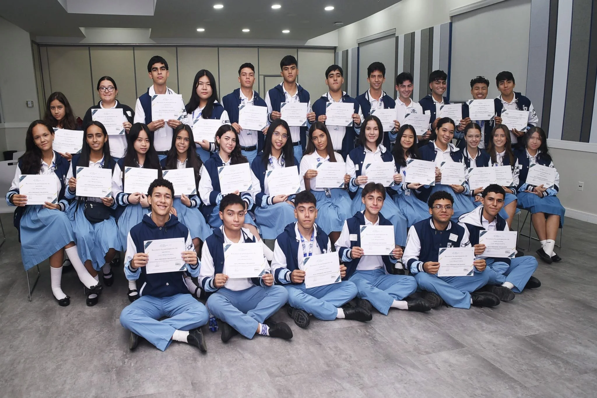 JB Camacho con jóvenes — JA Panamá & Dell Technologies