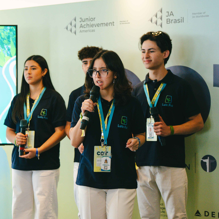 Student entrepreneurs pitching on stage