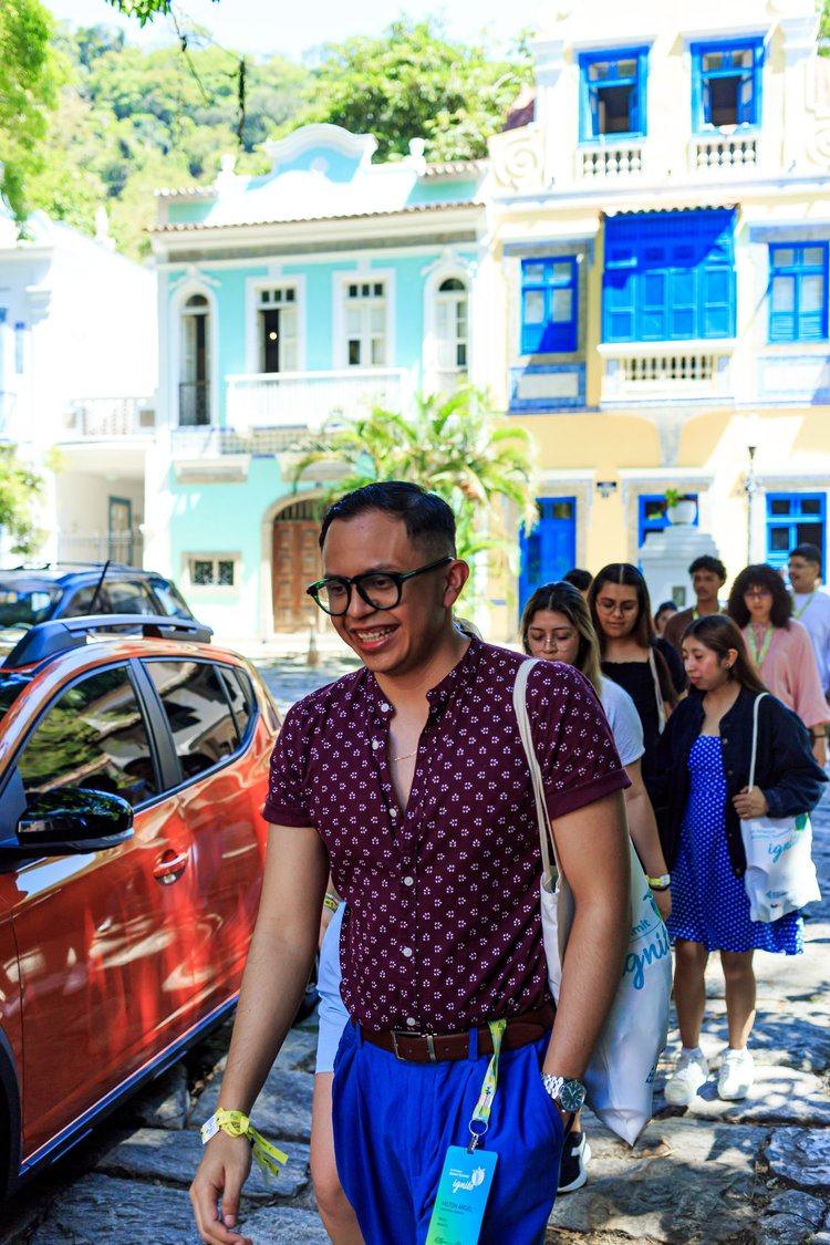 An alum walking with the group through the city