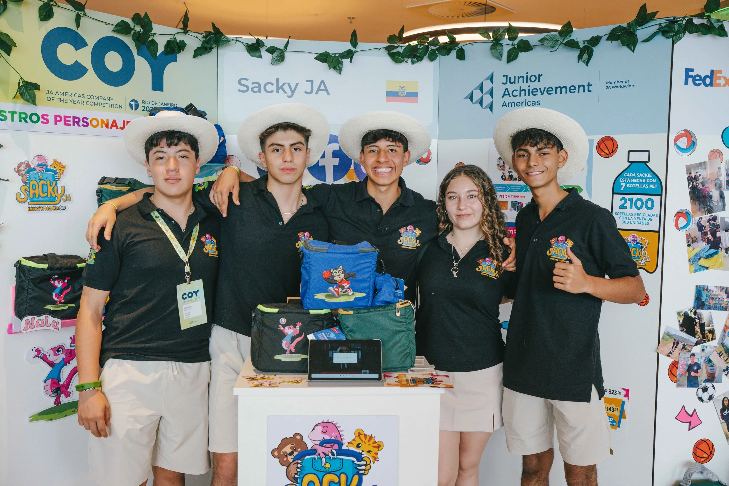 Jóvenes emprendedores en la competencia Company of the Year