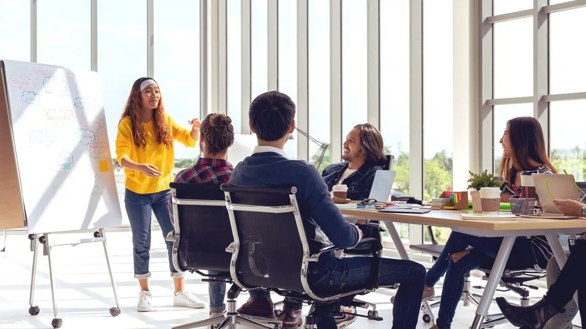 Reunión de trabajo enfocada en métricas y tablero