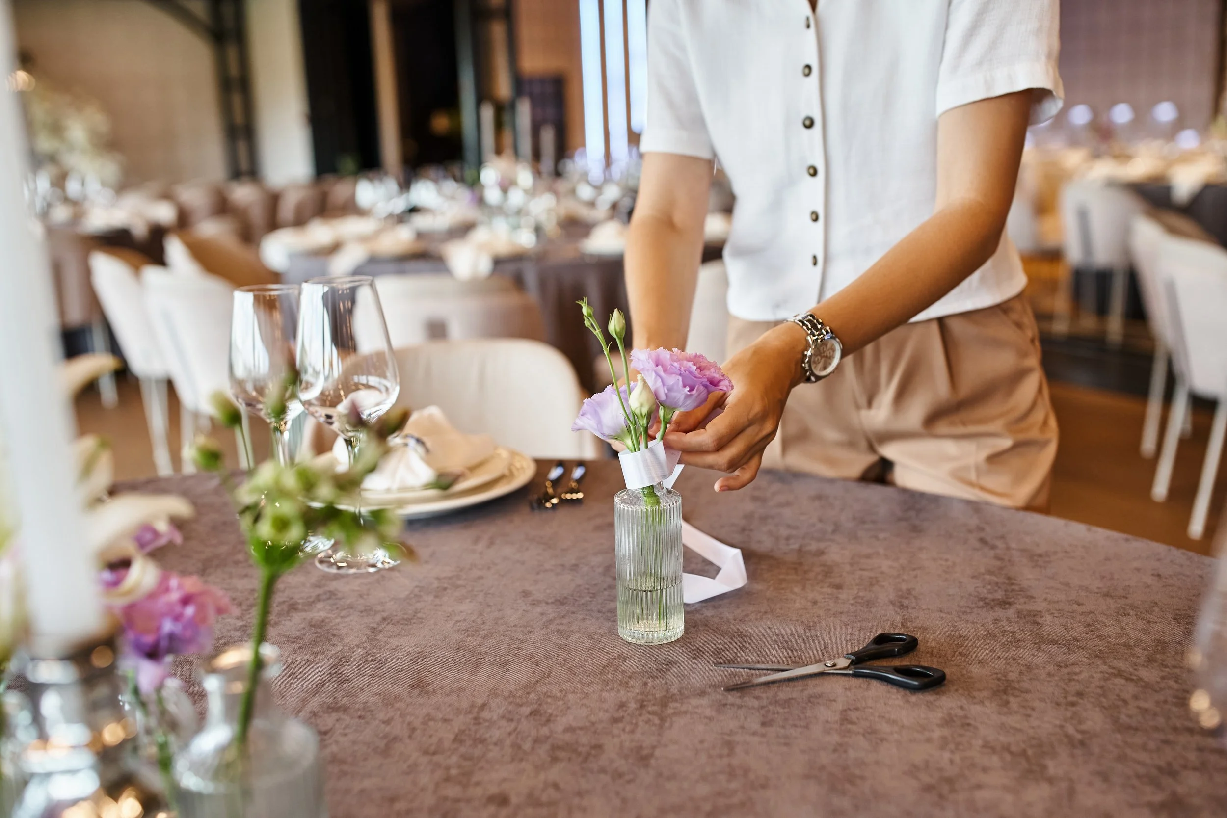 Préparation d’une décoration florale sur table
