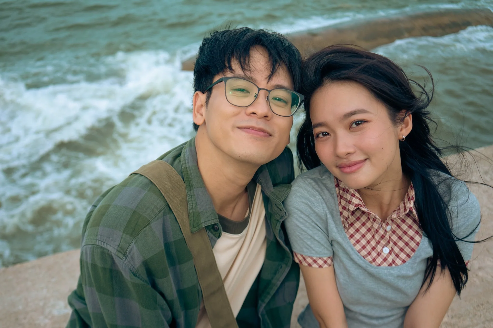 A Little Dream of Me: Mộng Hoài and Minh Hiếu take a selfie by the sea