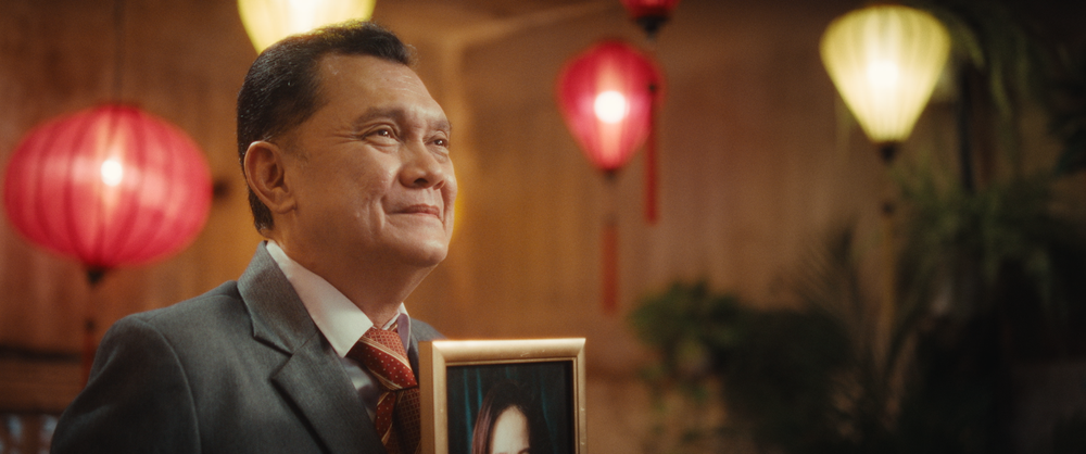 Hữu Châu as Mộng Hoài’s father, under red lanterns