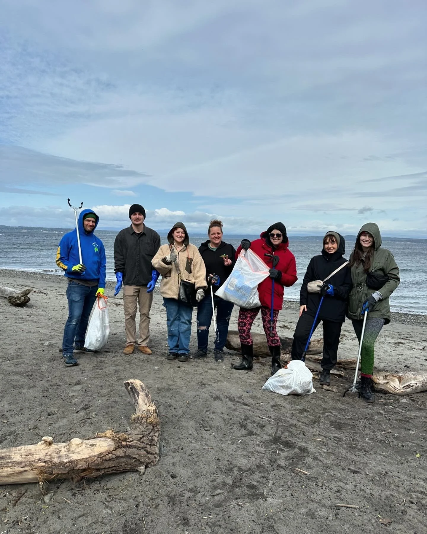 SGEC team beach cleanup