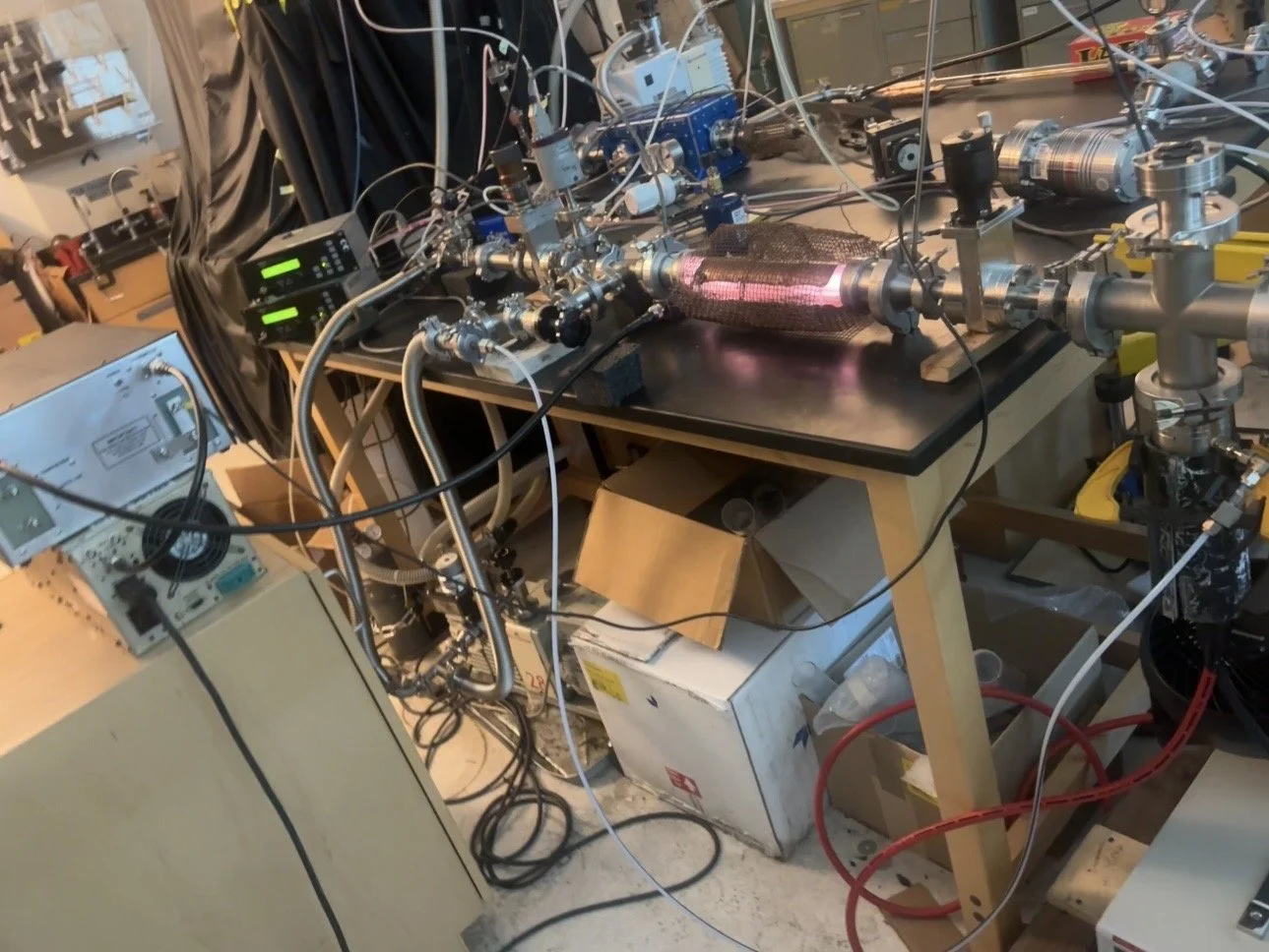 Full experimental plasma reactor assembly used for magnesium evaporation research
