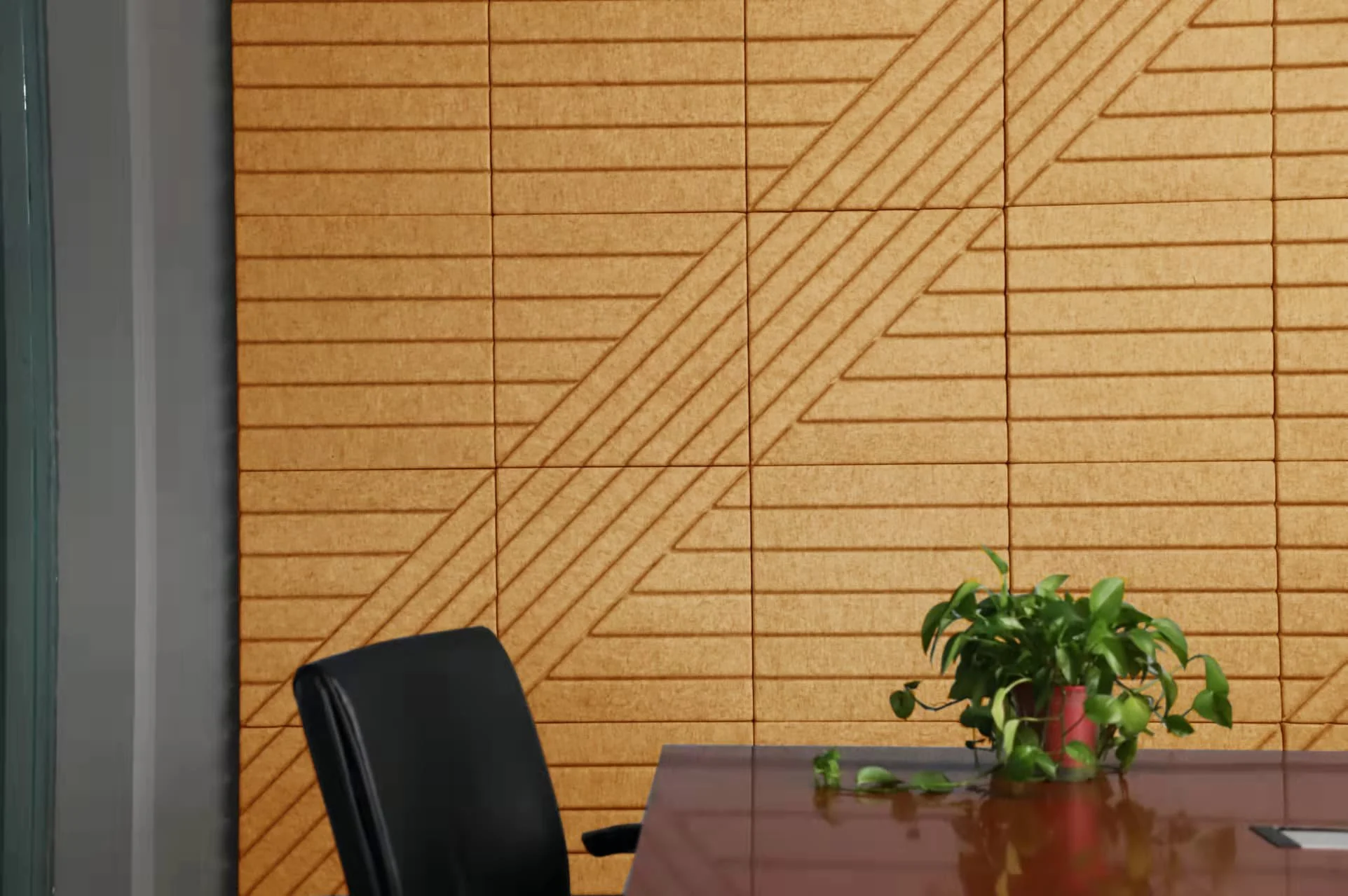 V-cut u žutoj bež boji akustičnog filc panela.