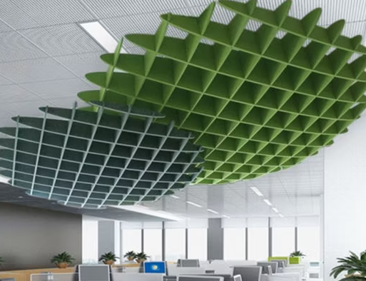 Viseci akusticni paneli u komercijalnom prostoru. Paneli na plafonu su bele boje, a takodje postoje i akusticne pregrade plave boje na radnim stolovima.
