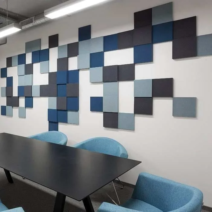 Filc u 3D mozaik obliku kvadrata u kancelirjskom prostoru.