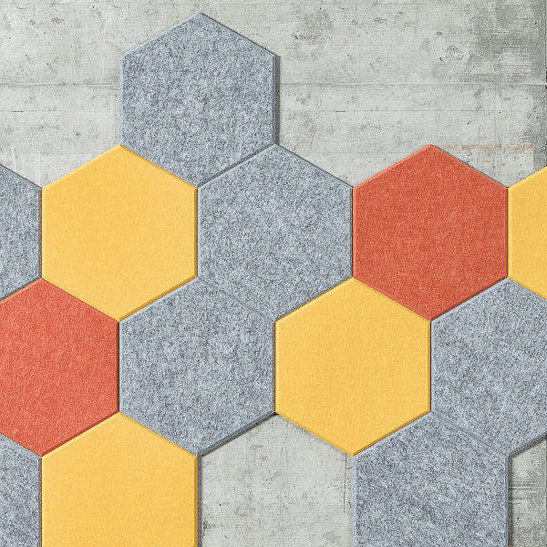 Hexagon paneli u tri nijanse nalepljeni na zidu.