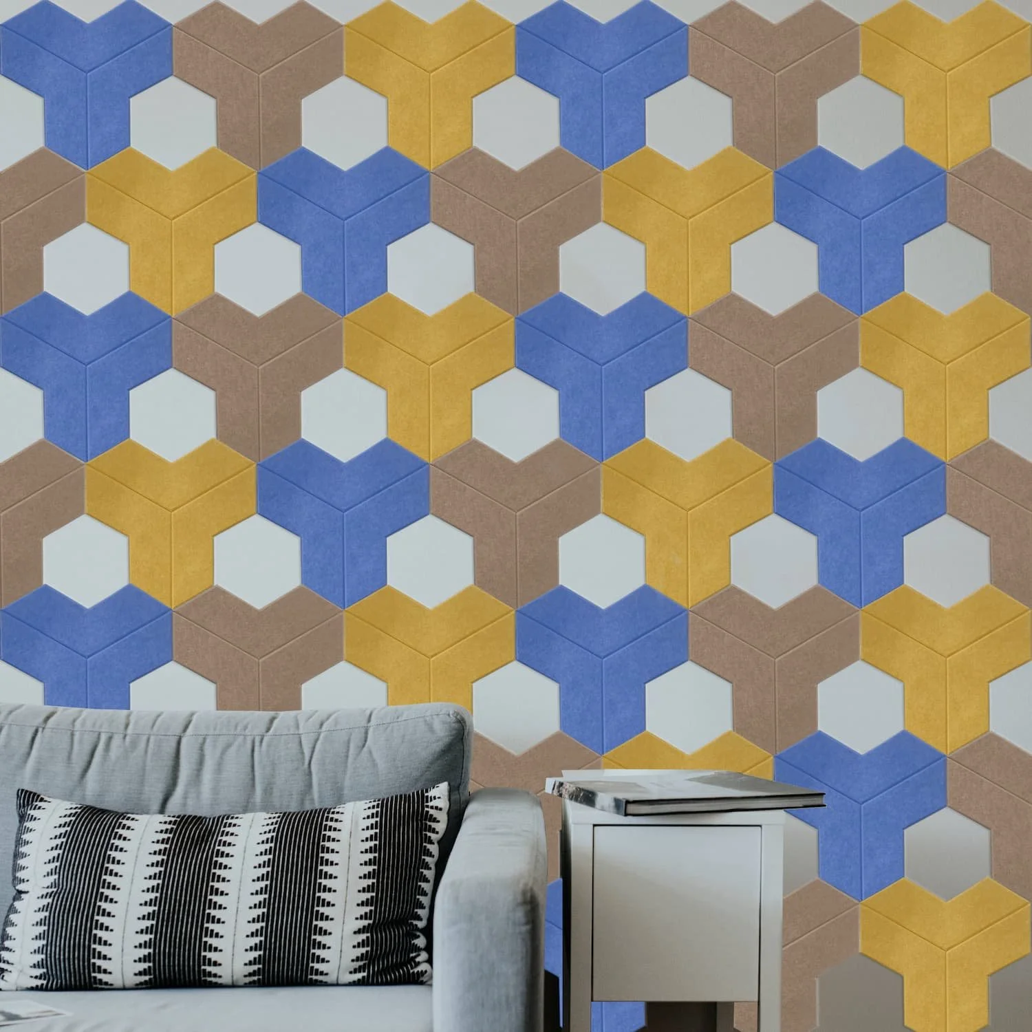 Plava nijansa akustičnih panela koji umiruju i dekorišu dnevnu sobu.