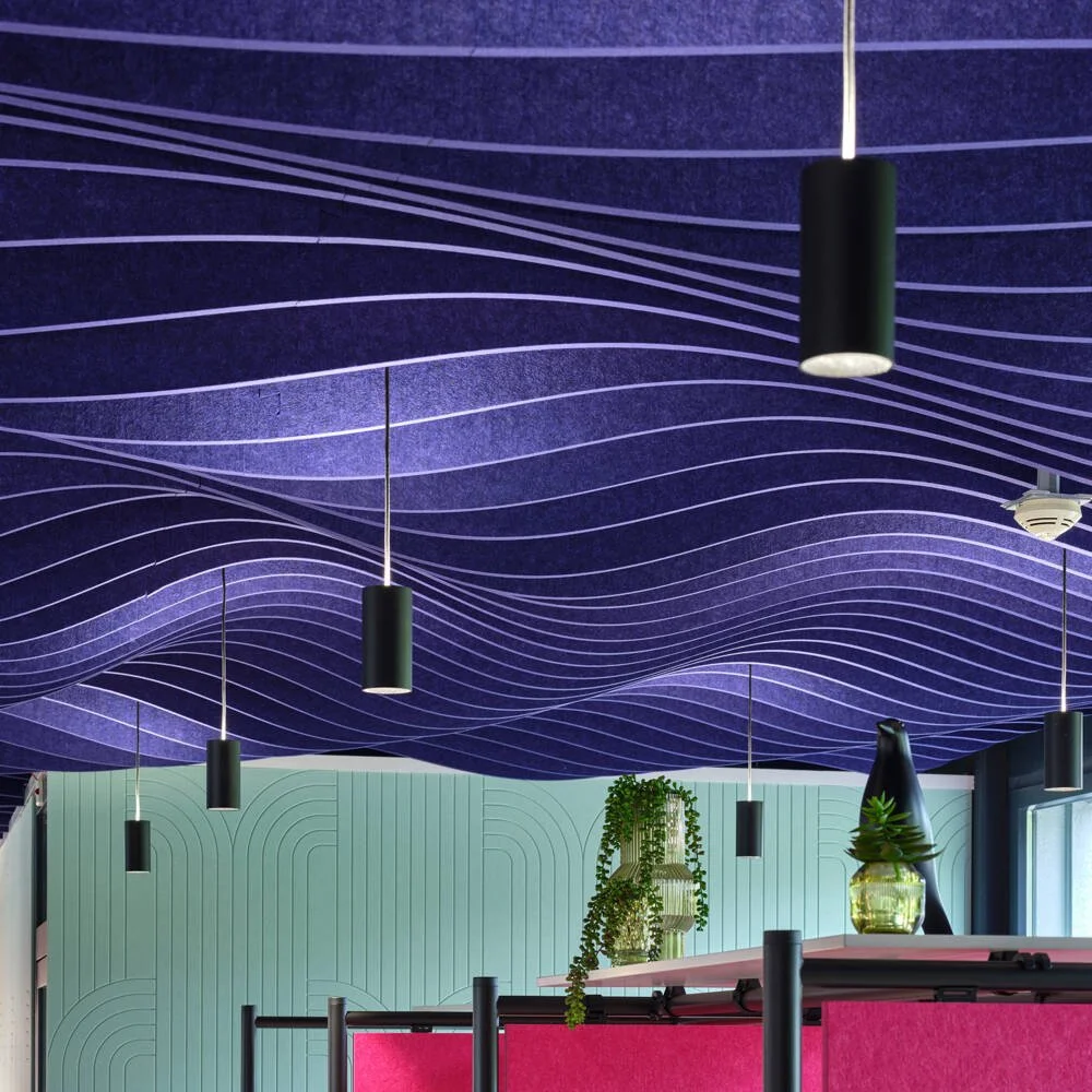 Akusticni paneli u obliku talasa. Smiriju okruzenje i zvuk u prostoru, i donose 3d vizuelni efekat. Paneli su u plavoj boji i savrsena u opcija za bilo koji prostor.