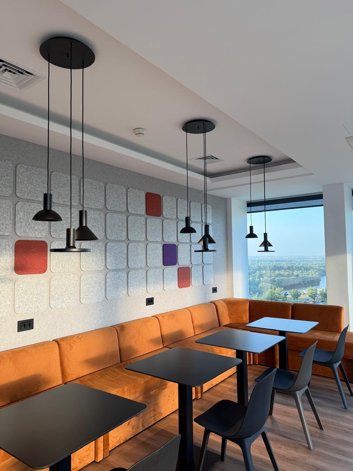 Akusticni panel u obliku hexagona u plavim i sivim nijansama. Minimalsticki odlicno odradjeno.