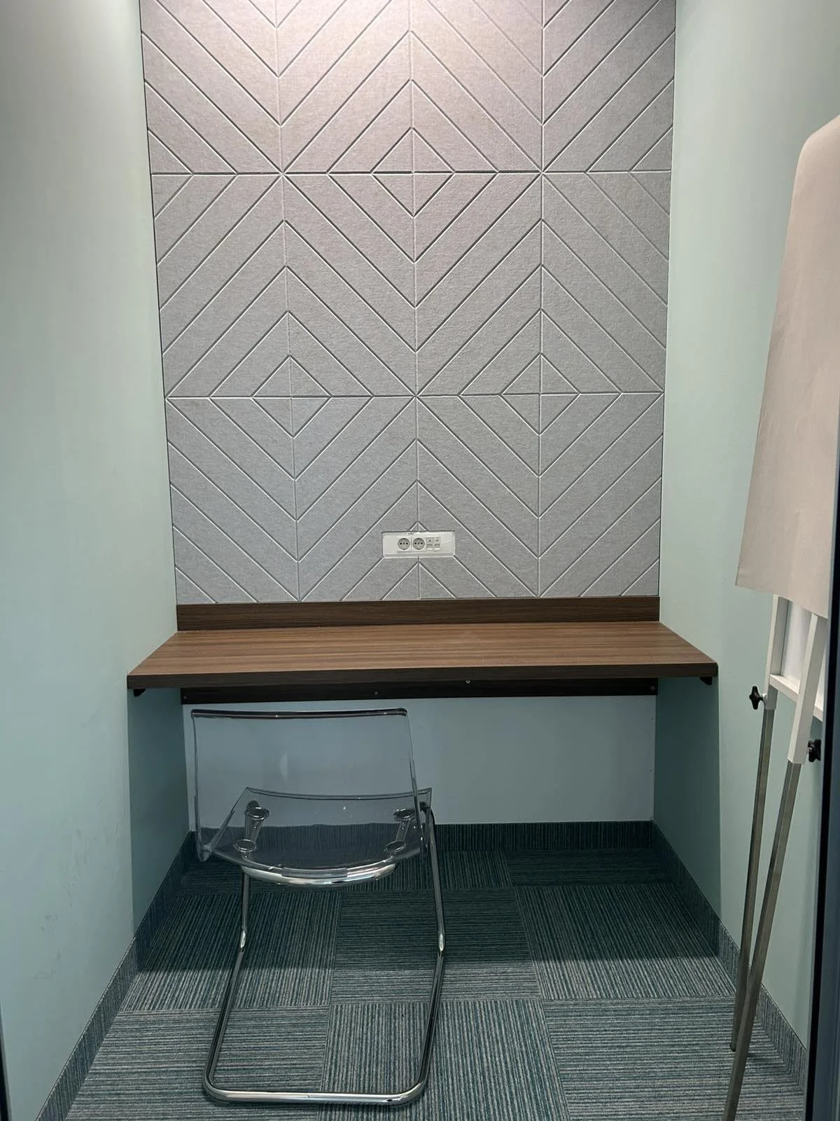 V-cut u sivoj bež boji akustičnog filc panela.