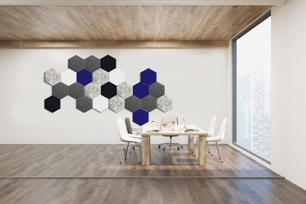 Akusticni panel u obliku hexagona u plavim i sivim nijansama. Minimalsticki odlicno odradjeno.