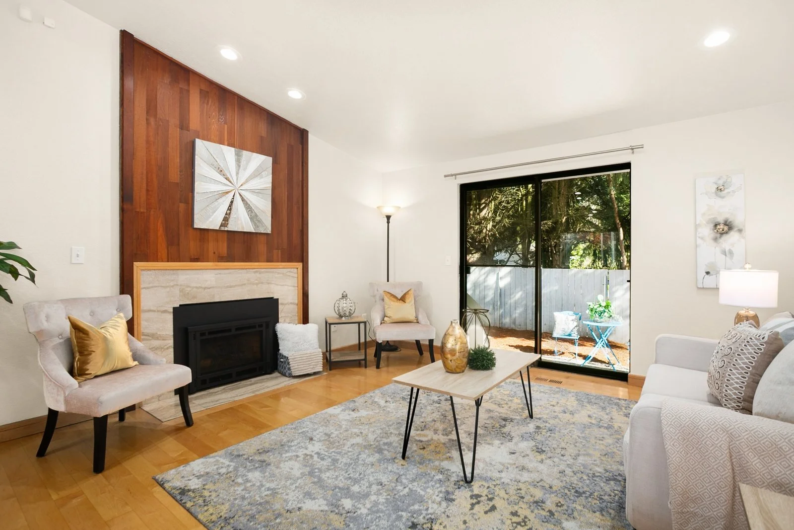 Living area vaulted ceiling