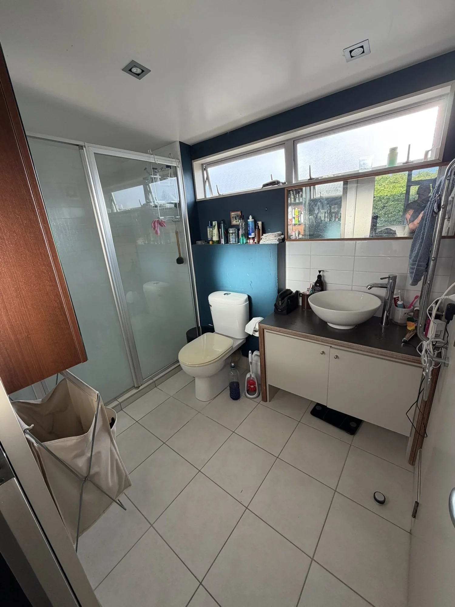 Patterson Street master ensuite in Sandringham before renovation, white tile floor, teal wall and framed shower box