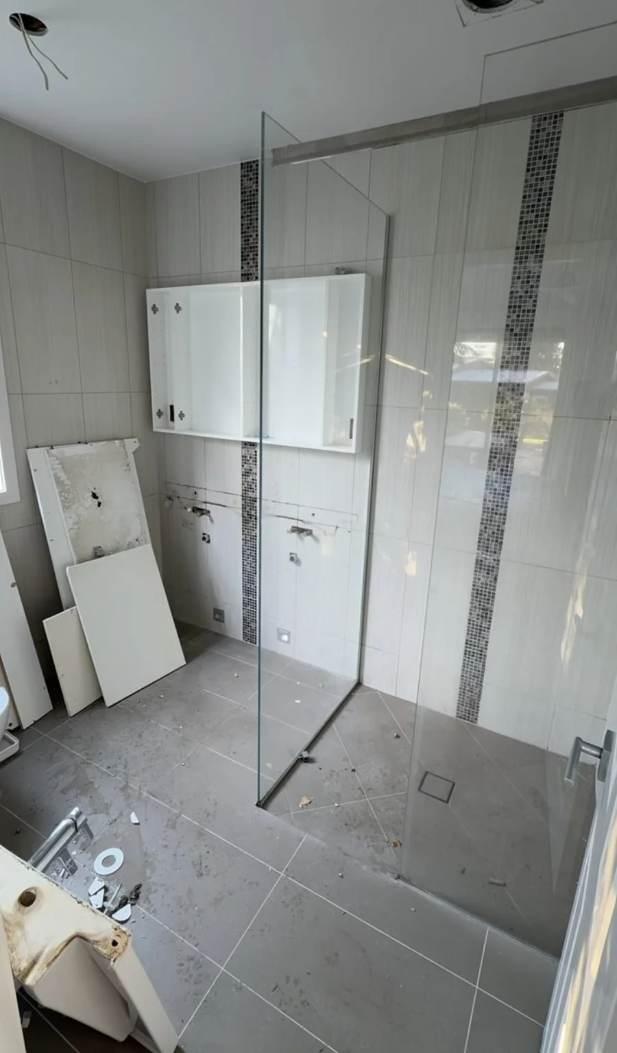 Churchouse Road master bathroom in Greenhithe before renovation, beige tile with a black mosaic feature stripe and a framed glass shower box