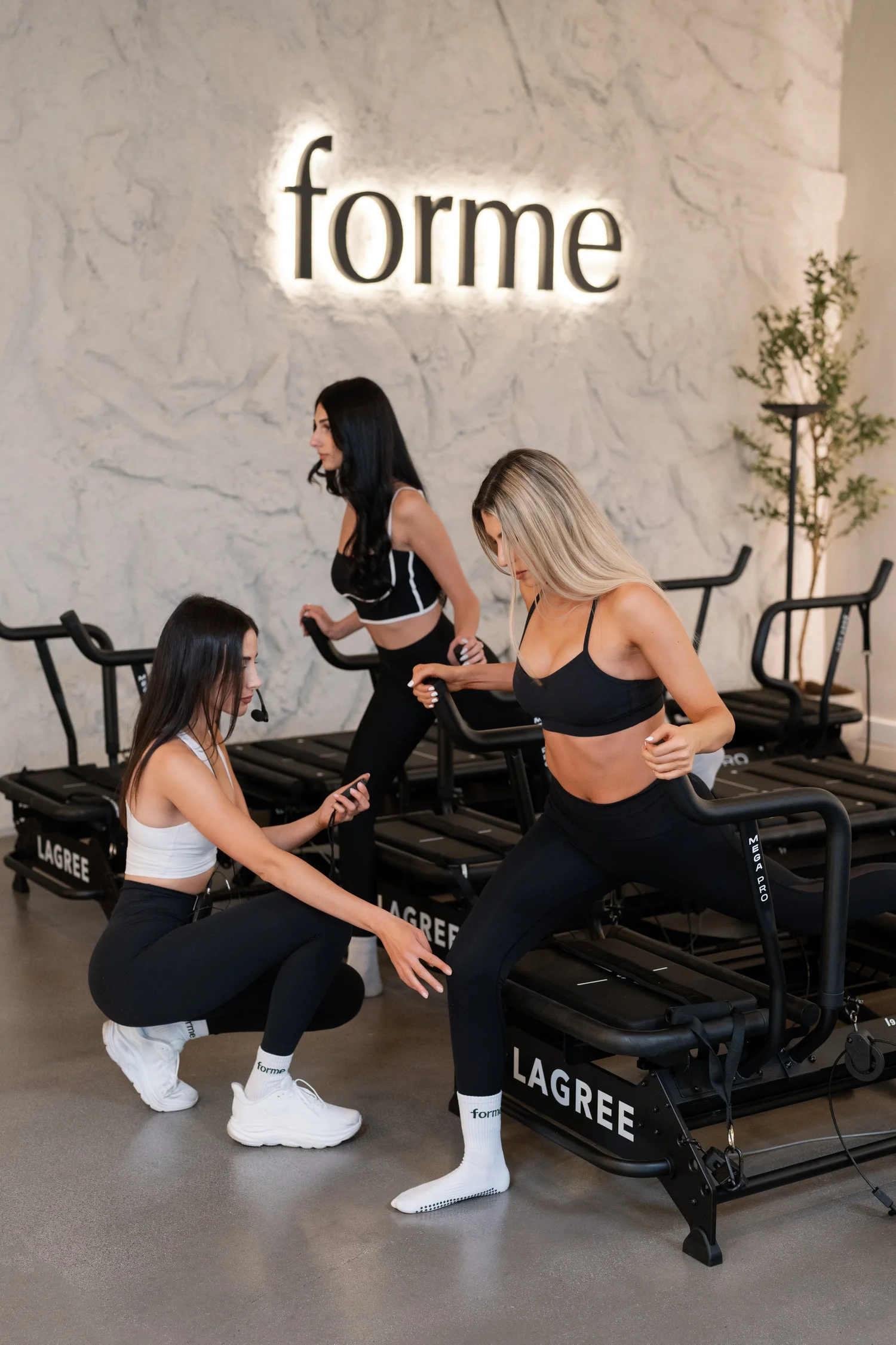 A Forme instructor coaching a Lagree class