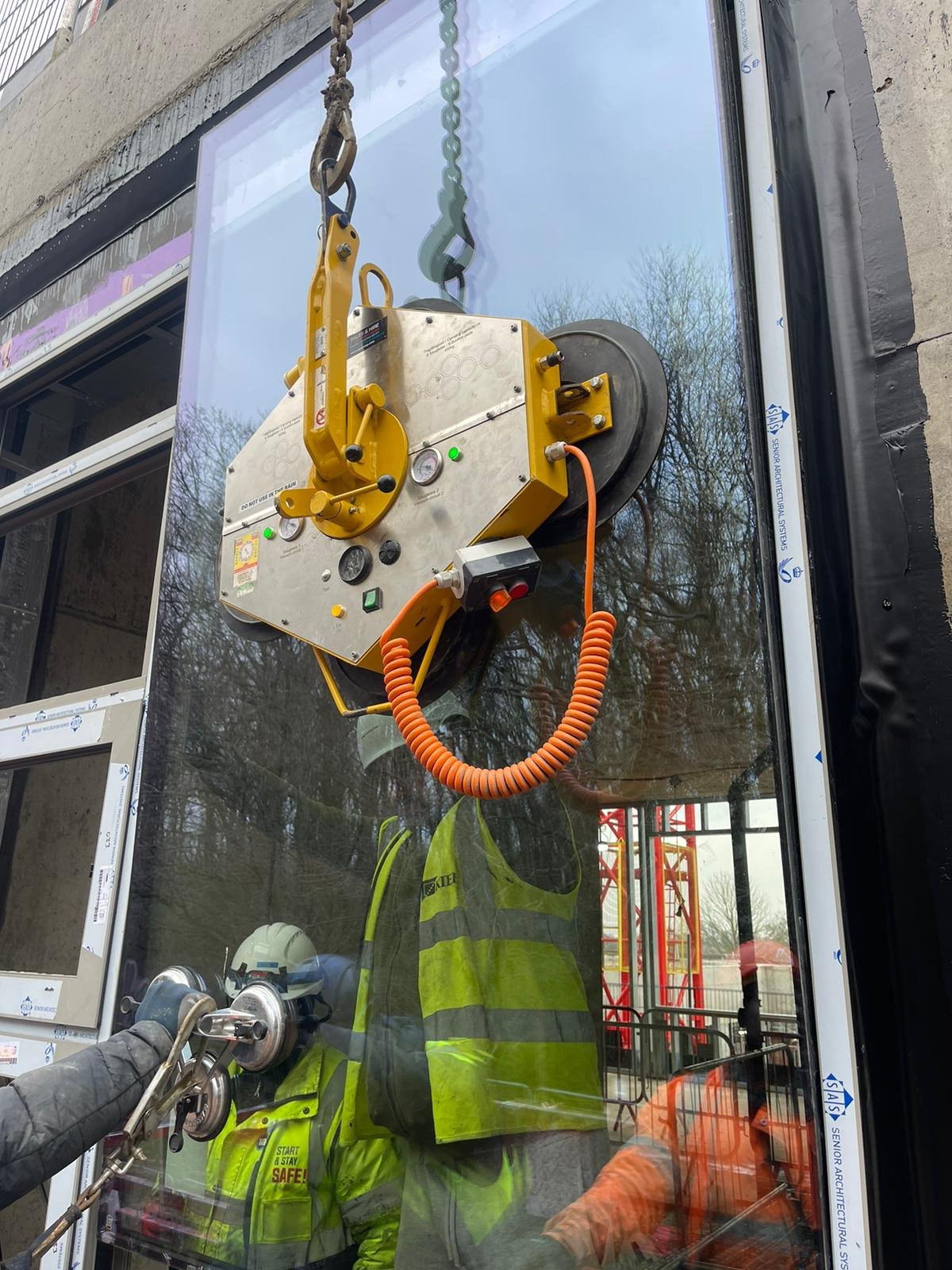 Vacuum lifter glass installation