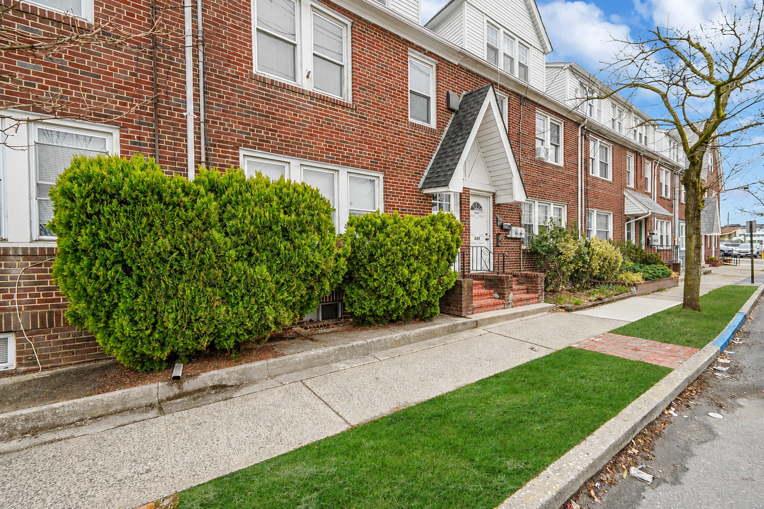 641–643 Willis Avenue at Williston Park