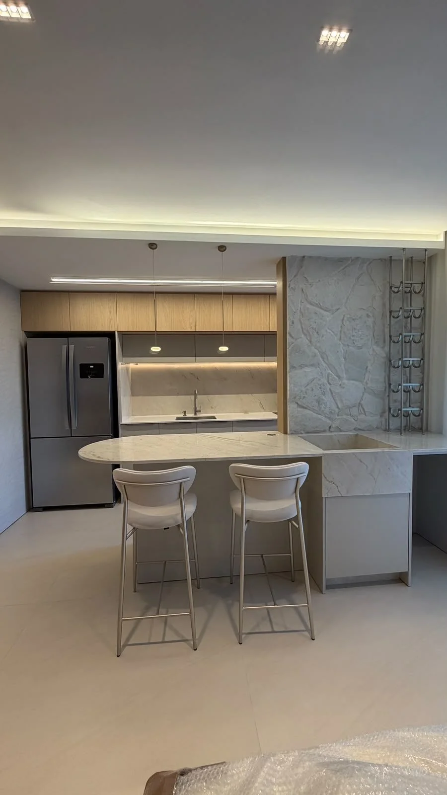 Cozinha com ilha em mármore