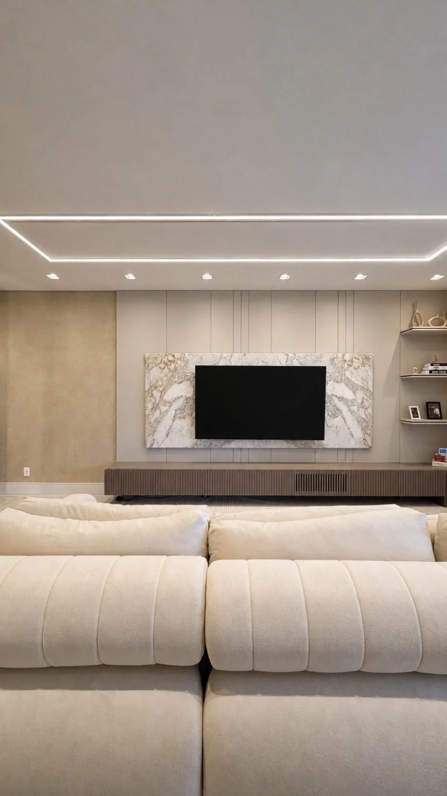Sala de estar com painel de TV em mármore