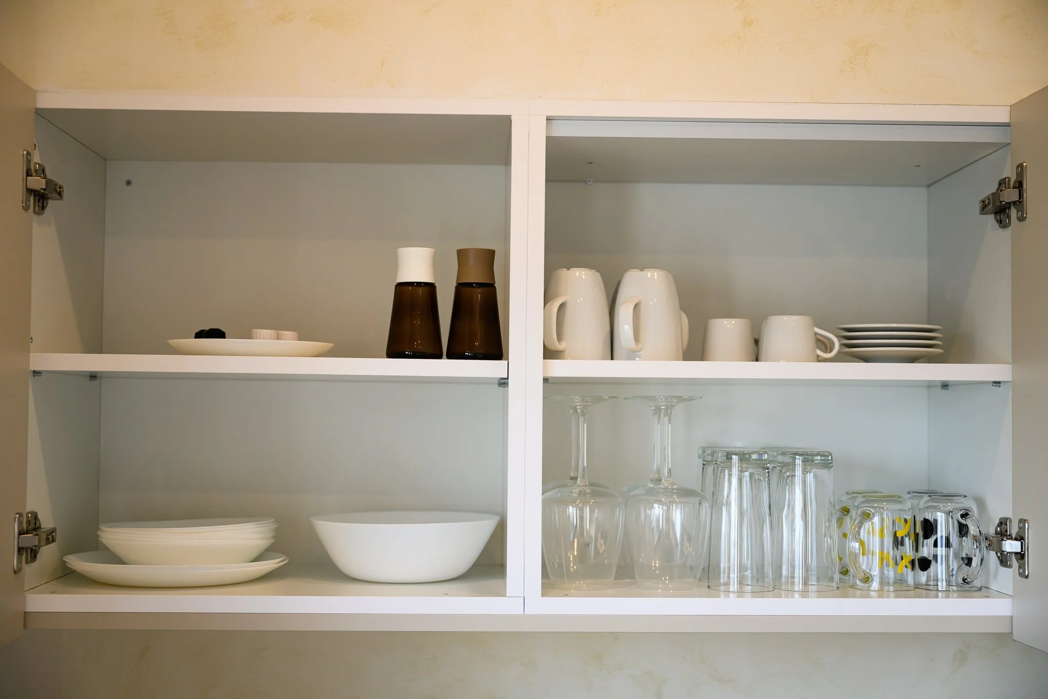 Nisia Corner Suite amenity — Crockery and glassware