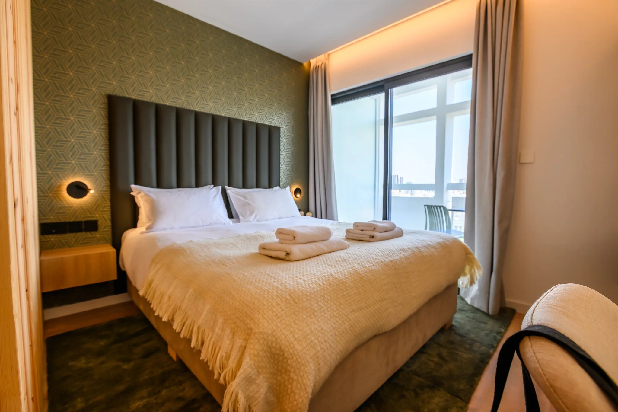 Nisia Junior Suite — Queen-size bed with hotel-grade linens