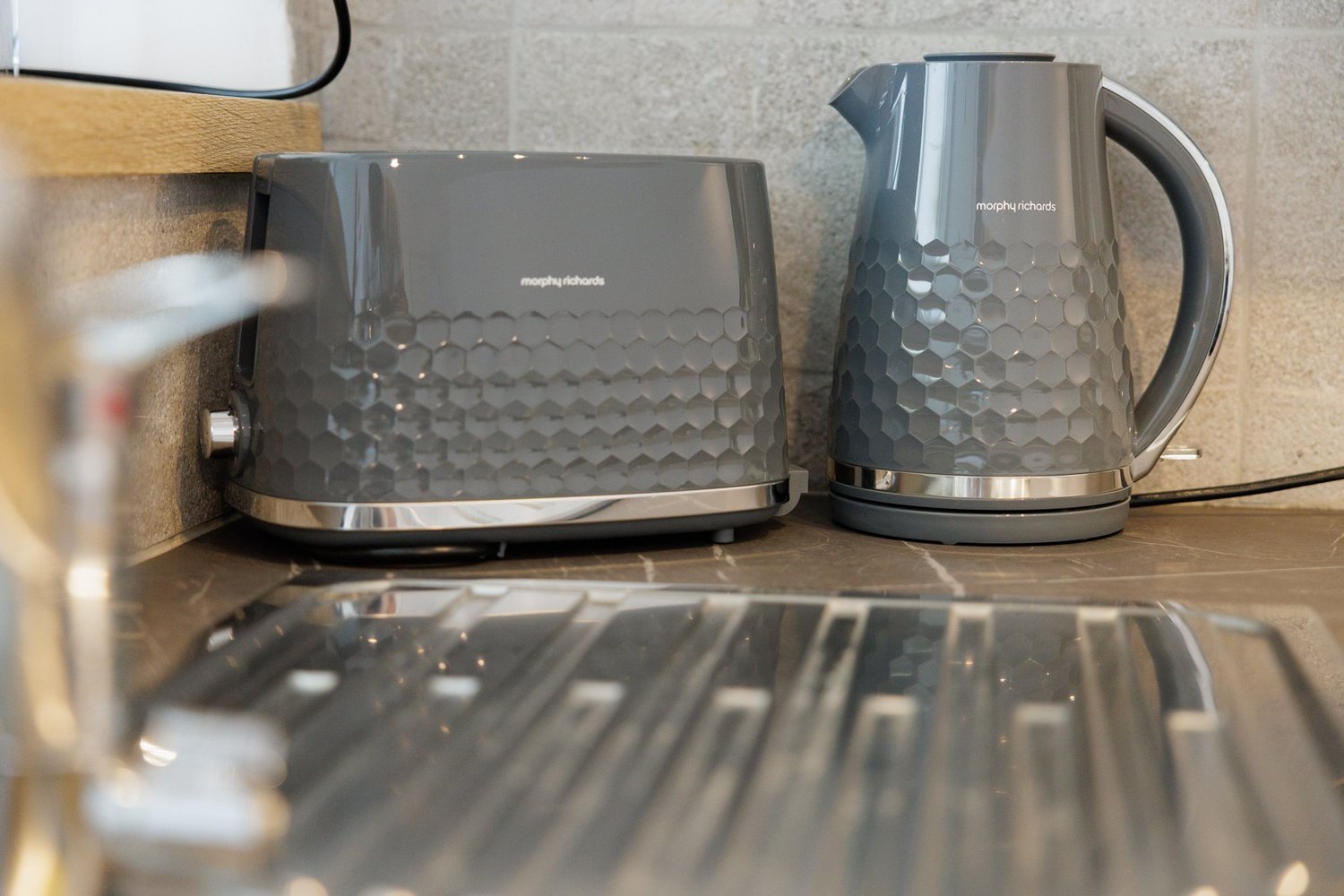 Antoinette Court — Toaster and kettle