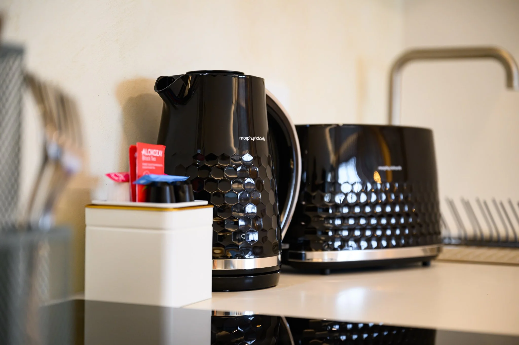 Nisia Junior Suite amenity — Kettle, toaster and induction hob